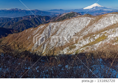 早春の丹沢・鍋割山と富士山 131892720