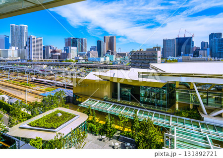 日本の東京都市景観新風景。高輪ゲートウェイ駅や新幹線、特急電車、芝浦のタワーマンション群などを望む 日本の東京都市景観新風景。高輪ゲートウェイ駅や新幹線、特急電車、芝浦のタワーマンション群などを望む 131892721