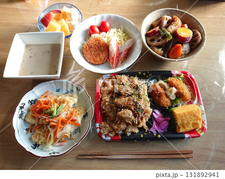 駅弁スタイルで食べる冬の牡蠣づくし弁当,牡蠣の炊き込みご飯とカキフライ(副菜の小皿料理を付けて) 駅弁スタイルで食べる冬の牡蠣づくし弁当,牡蠣の炊き込みご飯とカキフライ(副菜の小皿料理を付けて) 131892941
