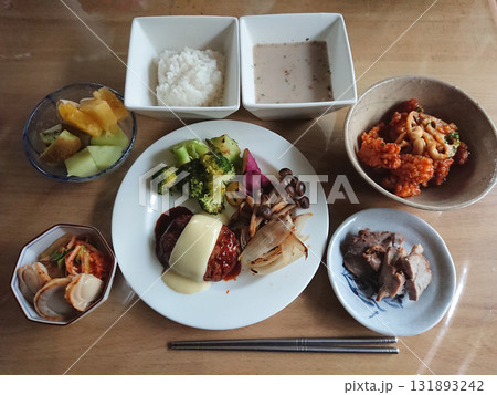 チーズのせハンバーグをメインとした欧風定食セットの一例~ミニ小鉢・小皿とデザートボウル付き チーズのせハンバーグをメインとした欧風定食セットの一例~ミニ小鉢・小皿とデザートボウル付き 131893242