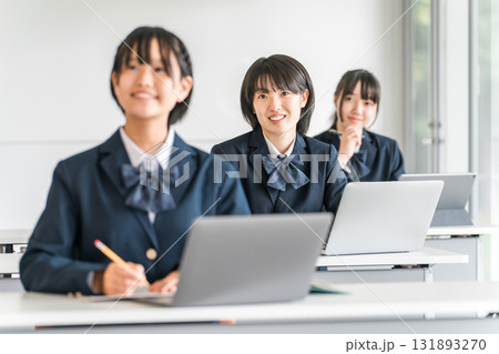 タブレット,パソコンのデジタル端末で授業を受ける小学生,中学生,高校生(ICT教育,eラーニング) タブレット,パソコンのデジタル端末で授業を受ける小学生,中学生,高校生(ICT教育,eラーニング) 131893270