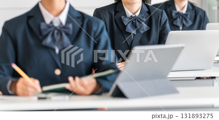 タブレット,パソコンのデジタル端末で授業を受ける小学生,中学生,高校生（ICT教育,eラーニング） 131893275