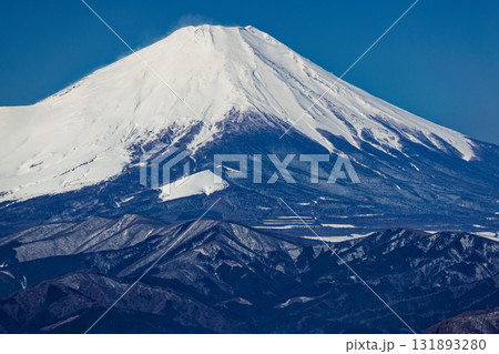 早春の丹沢・鍋割山山頂から見る富士山 131893280