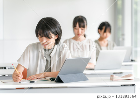 塾・学童で勉強・学校で授業・夏期講習をする小学生の子供（教育） 131893564
