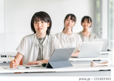 塾・学童で勉強・学校で授業・夏期講習をする小学生の子供（教育） 131893565