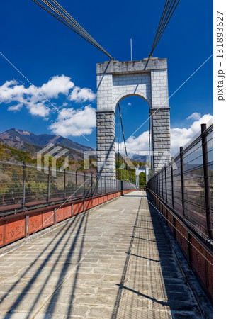 秦野・戸川公園の風の吊橋と丹沢の山並み 131893627