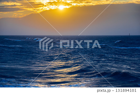 台湾 夕日 夕焼け 131894101