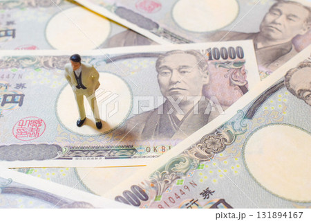 ビジネスマンがお金について考えイメージ ビジネスマンがお金について考えイメージ 131894167