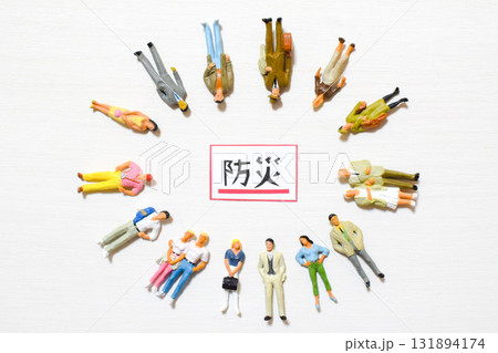 防災の文字をたくさんの人で囲っている 防災の文字をたくさんの人で囲っている 131894174
