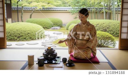 茶道を体験する着物の外国人女性  131894188