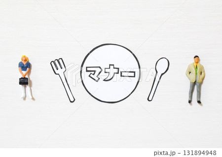 食事マナーとビジネスマンのイメージ 131894948