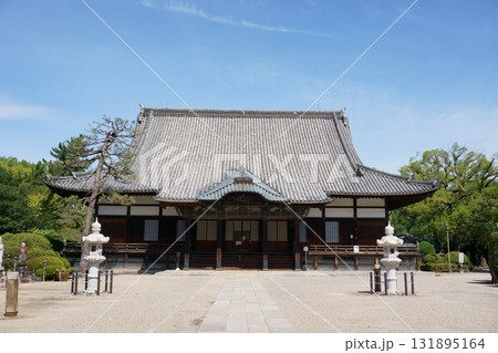 建中寺 境内の春日灯籠と本堂 建中寺 境内の春日灯籠と本堂 131895164