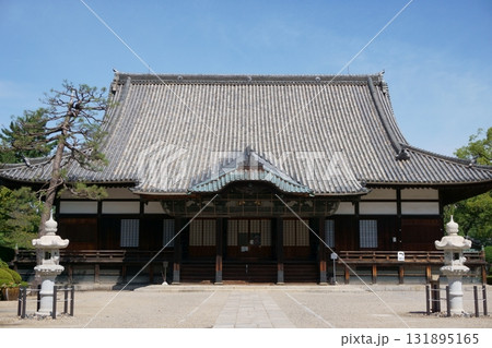 建中寺　本堂と参道にある春日灯籠 131895165