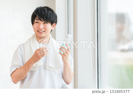 朝マウスウォッシュでデンタルケア,口臭ケアする若いアジア人男性 131895377