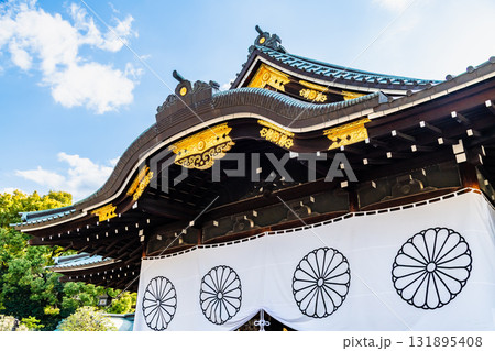 東京 靖国神社　拝殿と桜 131895408