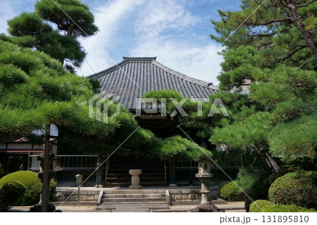 建中寺　緑に囲まれる開山堂 131895810