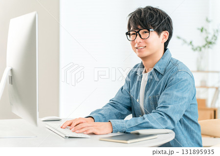 家でパソコンを使ってテレワーク,オンラインセミナー,副業,動画編集をする男性 家でパソコンを使ってテレワーク,オンラインセミナー,副業,動画編集をする男性 131895935