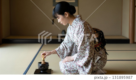 茶道を体験する着物の日本人女性  茶道を体験する着物の日本人女性  131895987