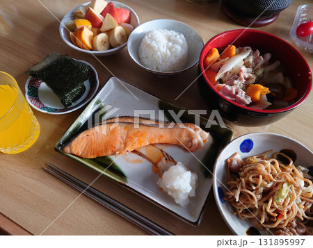 朝食の定番和食メニュー～焼き魚(秋鮭の塩焼き)がメインのモーニングセット(豚汁，小鉢，デザート付き) 131895997