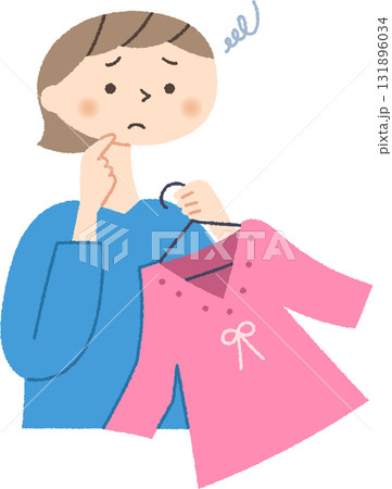 服装に悩む女性 131896034