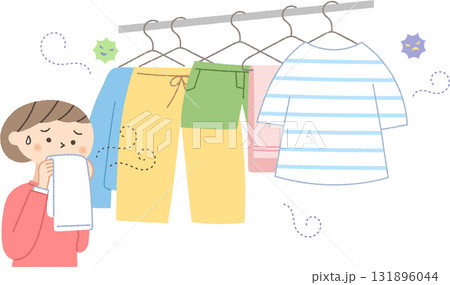 生乾き臭がする洗濯物と女性 生乾き臭がする洗濯物と女性 131896044