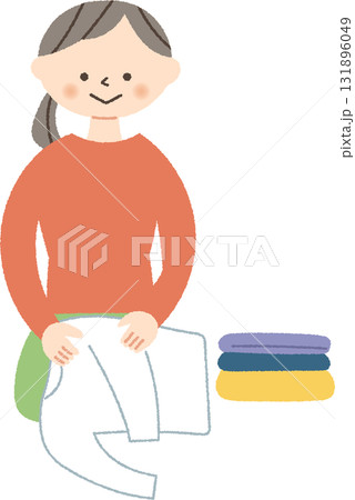 洗濯物を畳む女性 洗濯物を畳む女性 131896049