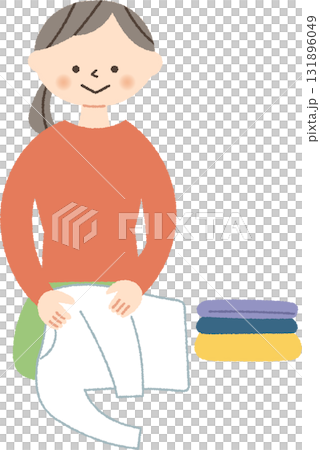 洗濯物を畳む女性 洗濯物を畳む女性 131896049