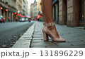 石畳みの通りに立つハイヒールの女性 131896229