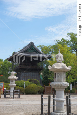 建中寺 春日灯籠と鐘楼 建中寺 春日灯籠と鐘楼 131896364