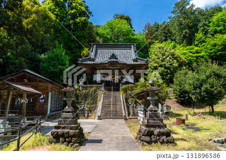 新緑に包まれた神社の本堂 131896586
