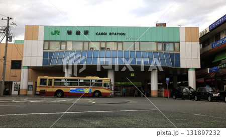 JR横浜線の鴨居駅南口、バス乗り場やタクシー乗り場がある駅前ロータリーの様子 131897232