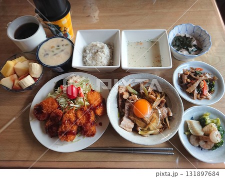 Kushikatsu ソースかつ,串カツ,串揚げをメインとした定食セットの一例(お好みの小鉢セレクト Kushikatsu ソースかつ,串カツ,串揚げをメインとした定食セットの一例(お好みの小鉢セレクト 131897684