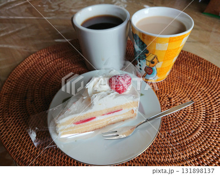 定番スィーツ，いちごのショートケーキ～ブラックコーヒーとカフェオレのスィーツセットの例 131898137
