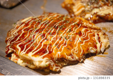 お好み焼きを鉄板で焼く図 131898335