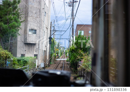 江ノ電の先頭車両から見る景色（神奈川県鎌倉市） 131898336