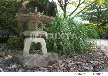 建中寺 境内にある雪見灯籠 建中寺 境内にある雪見灯籠 131898440