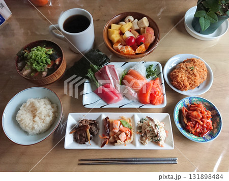 和食(日本料理)の定番メニュー～五種のお刺身の盛り合わせをメインに前菜，小鉢料理を組み合わせた和食例 131898484