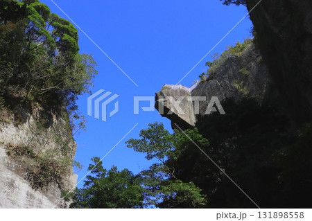 地獄のぞきの岩(鋸山日本寺・千葉県鋸南町) 地獄のぞきの岩(鋸山日本寺・千葉県鋸南町) 131898558