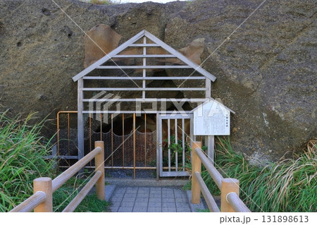 伝説の岩屋（源頼朝公・南房総市白浜） 131898613