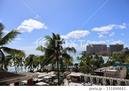 快晴のワイキキビーチとリゾートホテル群の風景 131898681