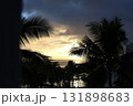 ヤシの木のシルエットとハワイの美しい夕日 131898683