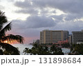 ワイキキビーチに沈む夕日とリゾートホテル群 131898684