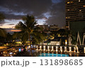 ワイキキの夜景とプールサイドのリゾート風景 131898685