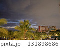 ハワイ・ワイキキの夜景と南国のヤシの木 131898686