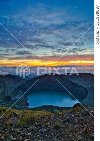 夜明けの蔵王御釜 131898697