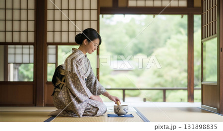 茶道を体験する着物の日本人女性  131898835