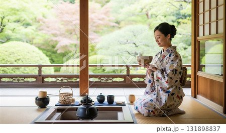 茶道を体験する着物の日本人女性  131898837