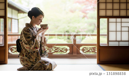 茶道を体験する着物の日本人女性  131898838