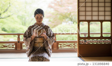茶道を体験する着物の日本人女性  131898840