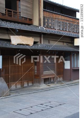 Wooden house in Kyoto 石畳の坂道に面して並び建つ古い日本様式の木造家屋の街並み Wooden house in Kyoto 石畳の坂道に面して並び建つ古い日本様式の木造家屋の街並み 131899032